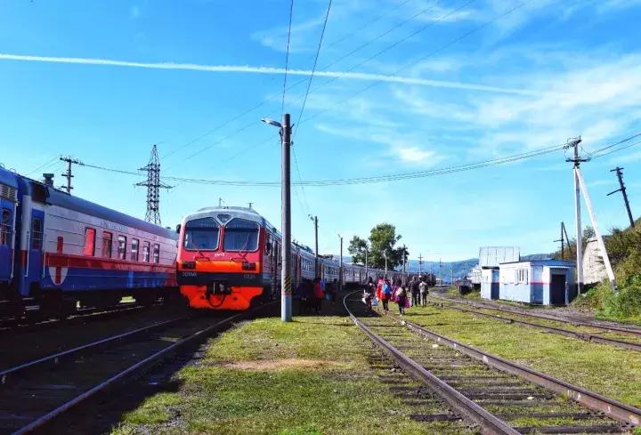 坐火车穿越俄罗斯西伯利亚,欧洲火车途经小镇