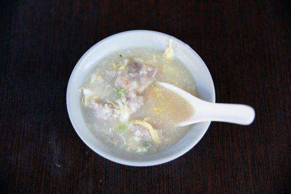 开在菜市场里的小吃店，50年来生意火爆，连食尚玩家都推荐