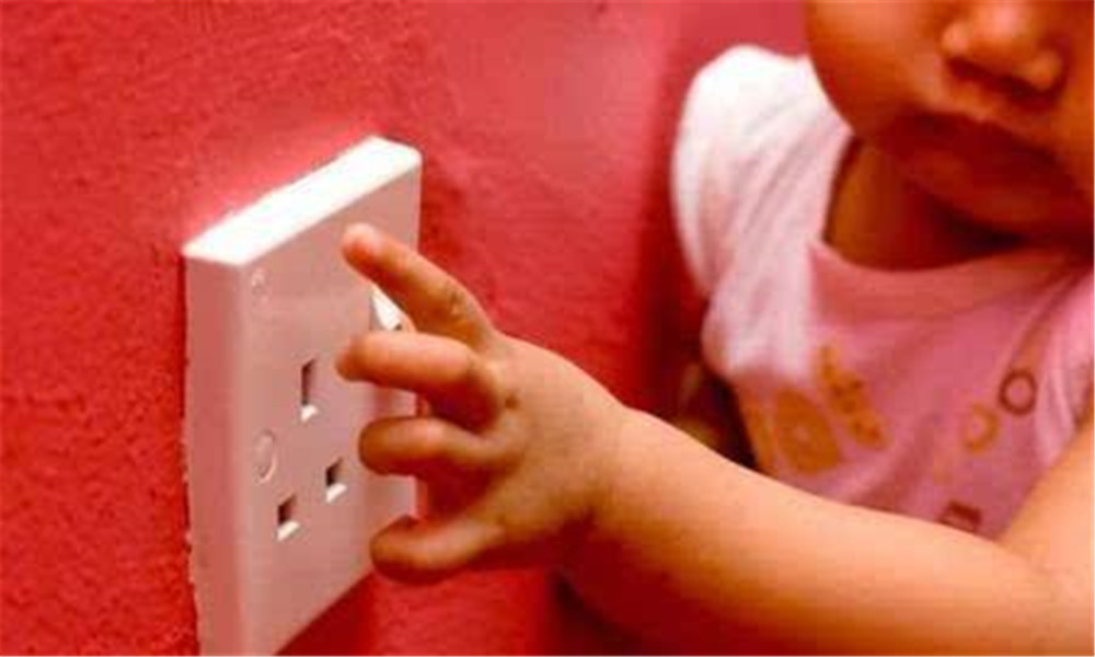 小孩吃饭不小心把筷子插到喉咙,孩子吃饭拿筷子插入鼻子