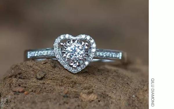 钻戒上的小钻石掉了怎么办,我买的钻戒钻石丢了商家会理赔吗