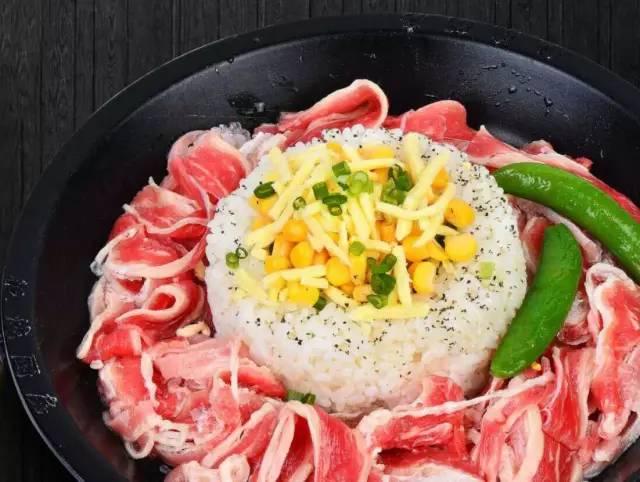 滋滋滋~香死拧的~这家板烧厨房在广元凤凰里圈了大把吃货~