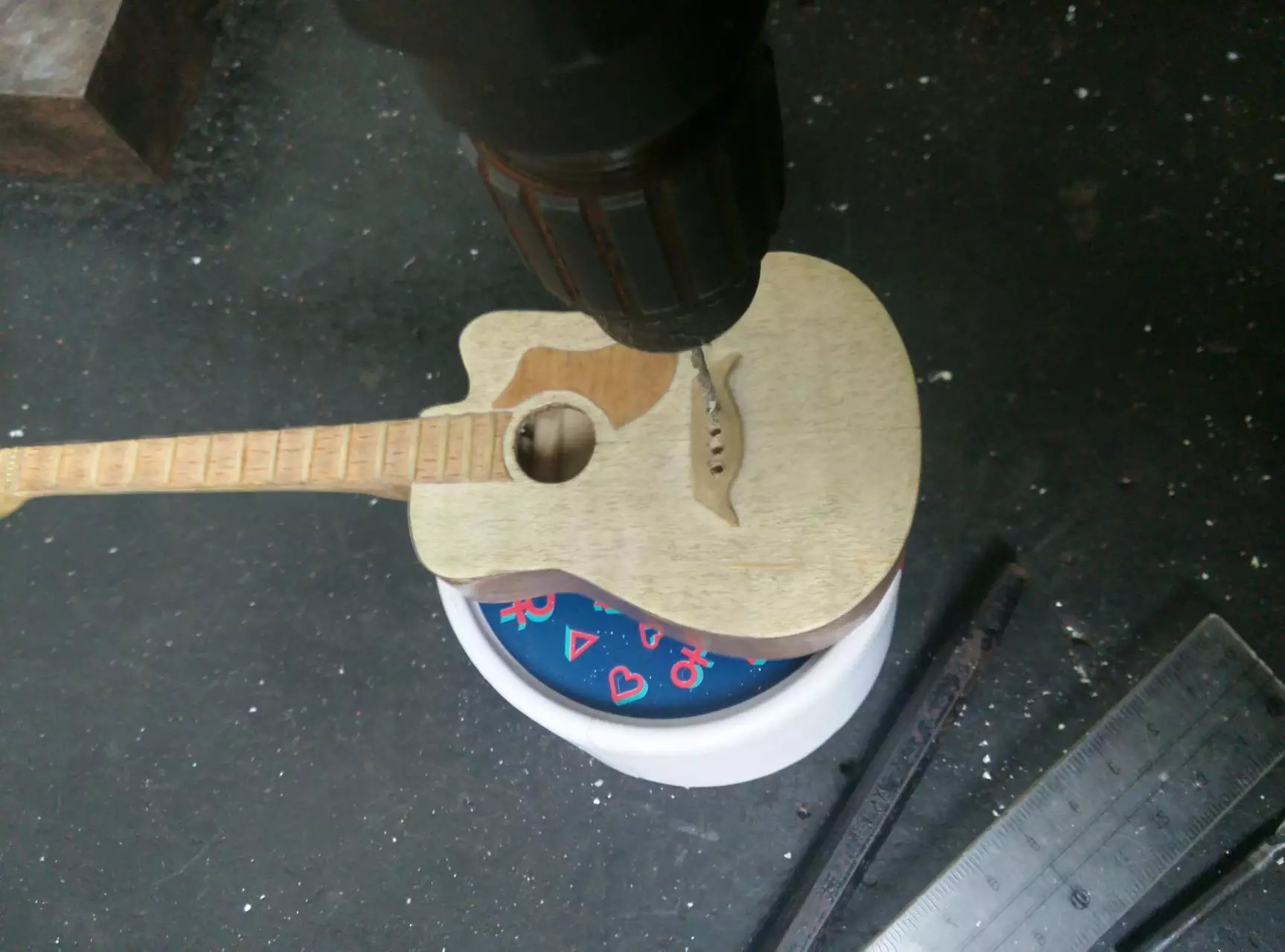 只用三步就可以学会的吉他教程,教你5分钟制作一把小刀