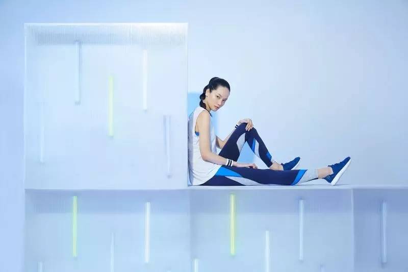 江疏影短袖绿色套装,江疏影穿的阿迪达斯羽绒服