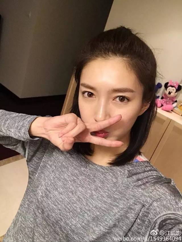 江疏影短袖绿色套装,江疏影穿的阿迪达斯羽绒服