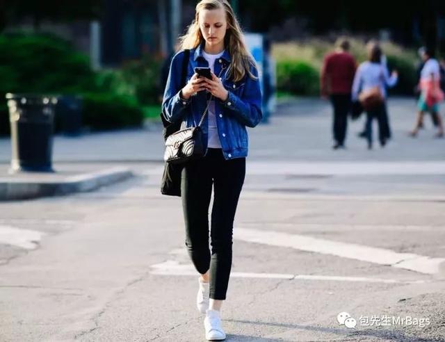 背lv包包的女孩视频,年轻女孩背lv是不是老气