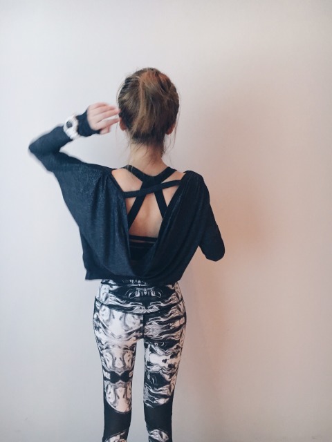 江疏影短袖绿色套装,江疏影穿的阿迪达斯羽绒服