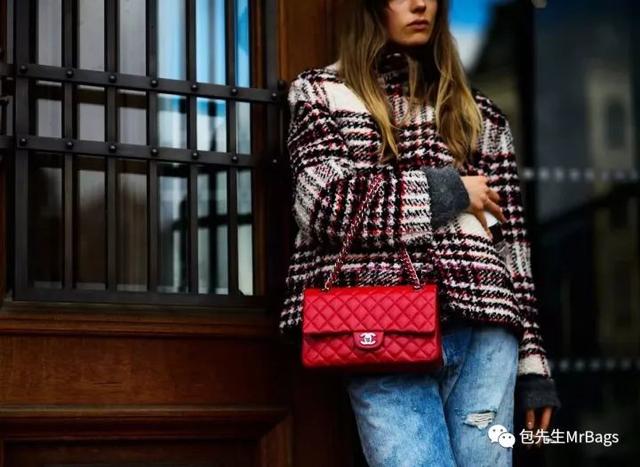 背lv包包的女孩视频,年轻女孩背lv是不是老气