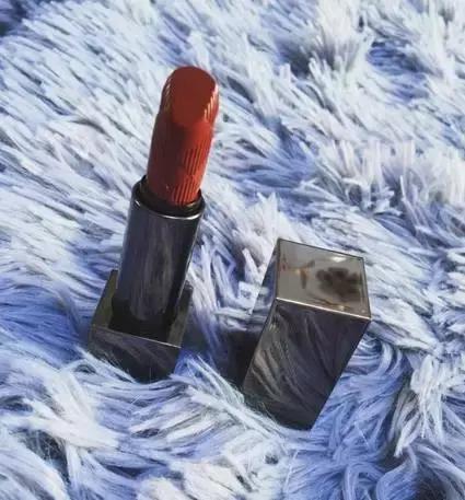 枫叶砖红色带着红棕调的口红,枫叶脏橘色口红