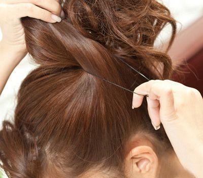 穿裙子用小夹子扎头发,穿裙子把头发扎起来发型简单好看