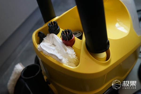 地板上粘东西了怎么弄掉,地板上粘了水泥怎么办