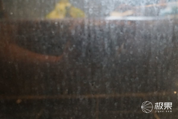 地板上粘东西了怎么弄掉,地板上粘了水泥怎么办