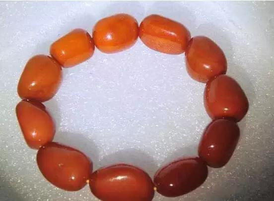 藏区老蜜蜡极品鸡油黄,鸡油老蜜蜡用紫光灯打是什么颜色