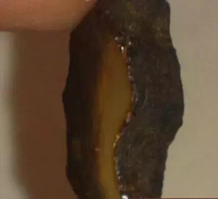 藏区老蜜蜡极品鸡油黄,鸡油老蜜蜡用紫光灯打是什么颜色