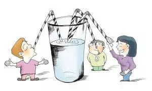 老师喝过期饮料腹泻,男生喝过期饮料腹泻