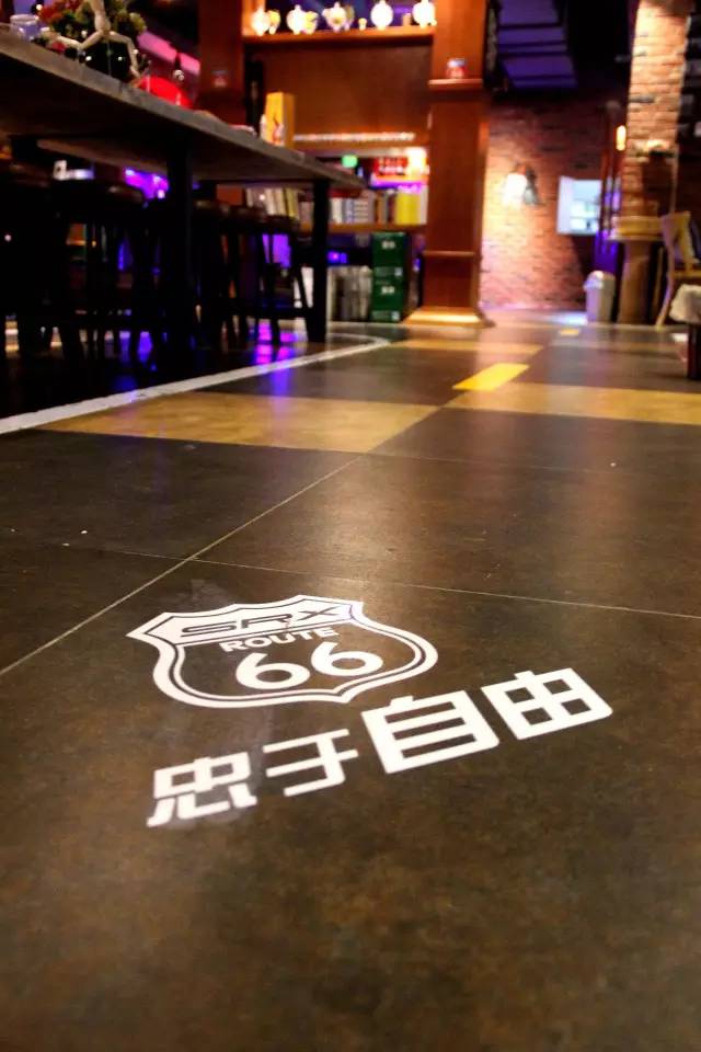 纸牌屋里的烤肋排来南京了！但要坐在公路上吃你敢不敢？！