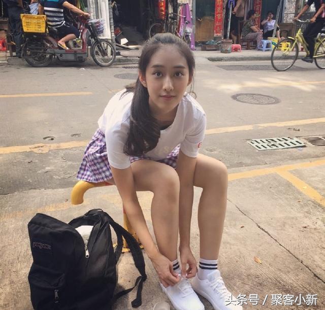 小姐姐你系完鞋带就快起来吧，都被人给看光，你长的好看才提醒你