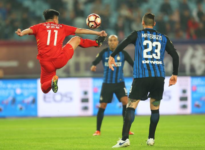 油腻大叔款球童来袭！苏宁双十一传奇足球夜情怀上演！