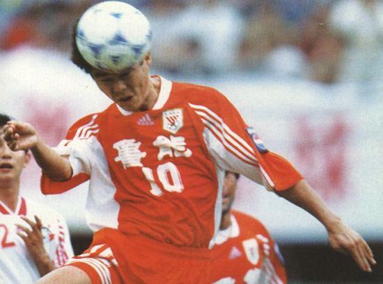 在中国踢球，你不光要头球好数学棒酒量大，还得身高过185