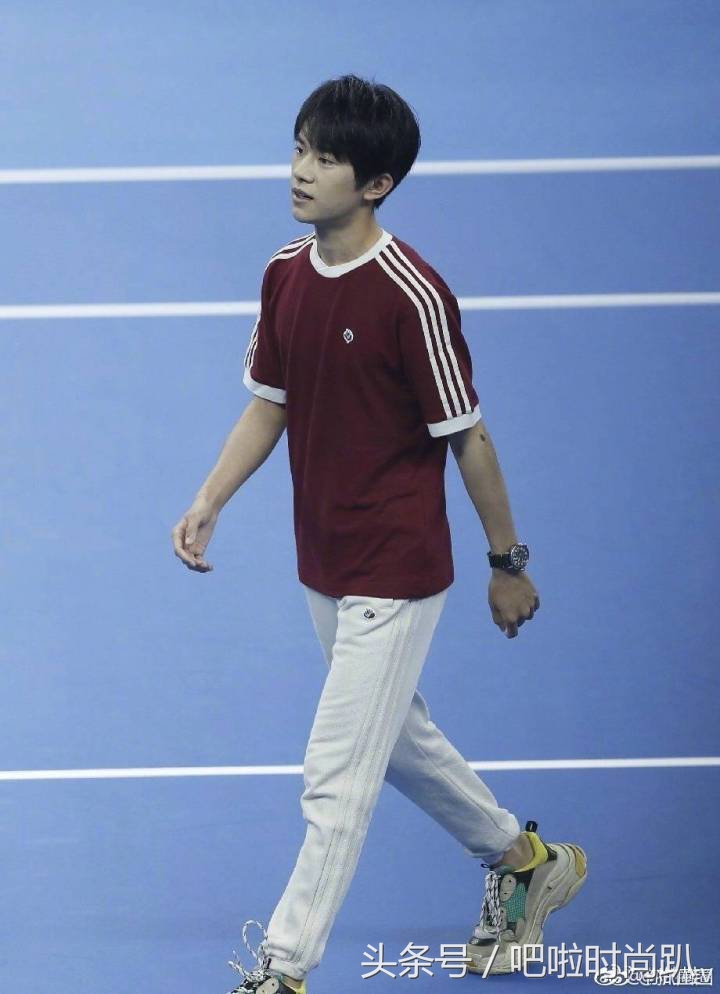 赵丽颖机场同款白色运动鞋,赵丽颖穿高帮鞋子