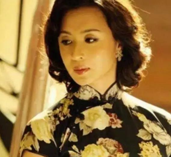 金星怒怼景区翡翠*局骗**，被坑18000买了对“赠品货”假手镯！