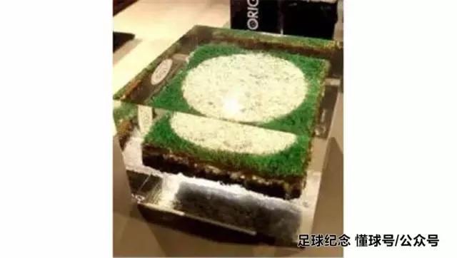 纪念足球礼物,伯纳乌球场草皮纪念品