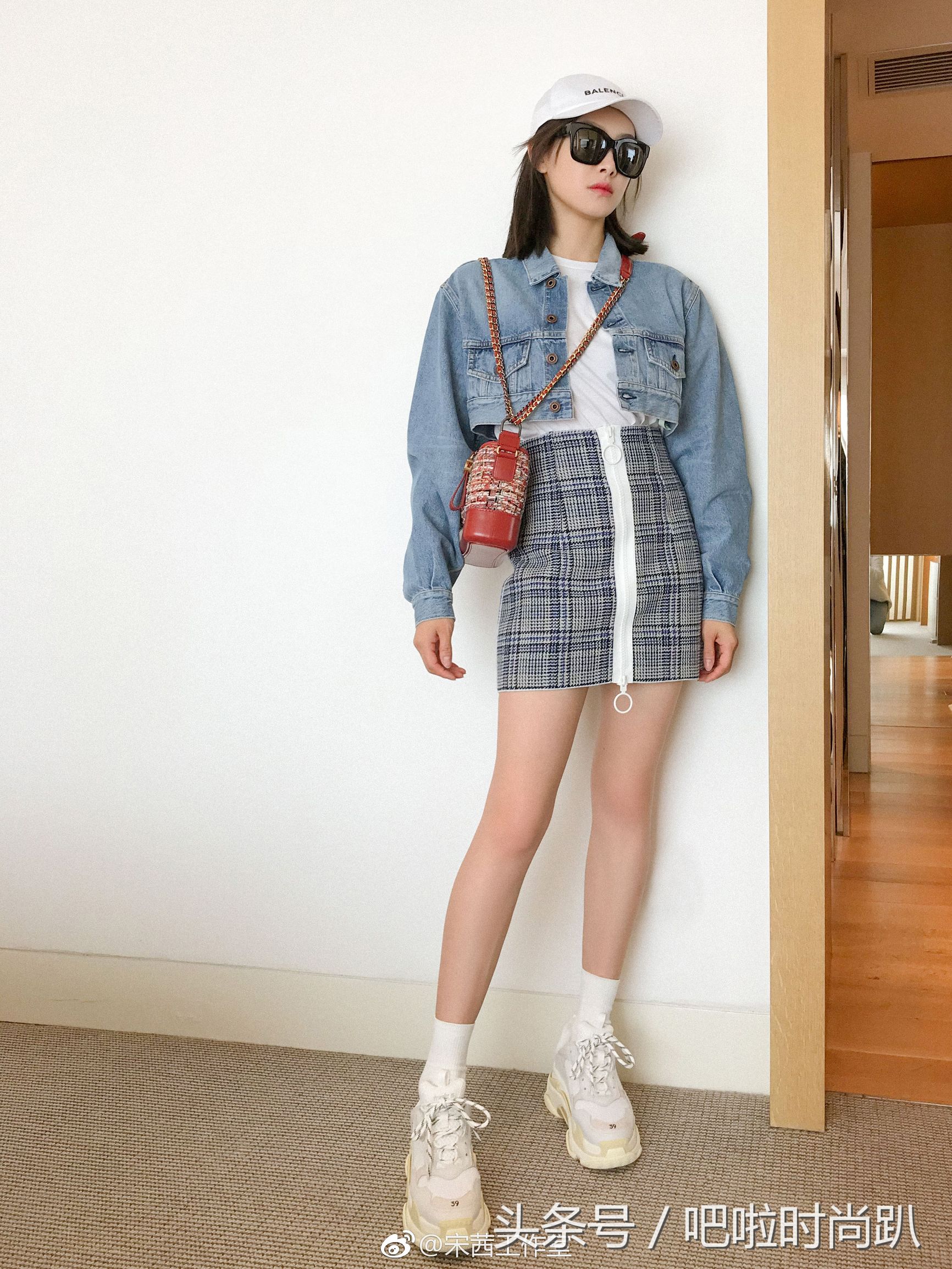 赵丽颖穿高帮鞋子,赵丽颖机场同款白色运动鞋