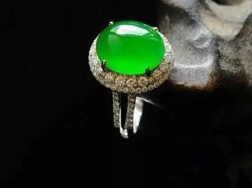 影视界貌不出众的“肥姐”！千万翡翠从不离身！