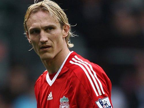 他一定是利物浦最硬的后卫，一个杰拉德为他戴队长袖标的铁汉