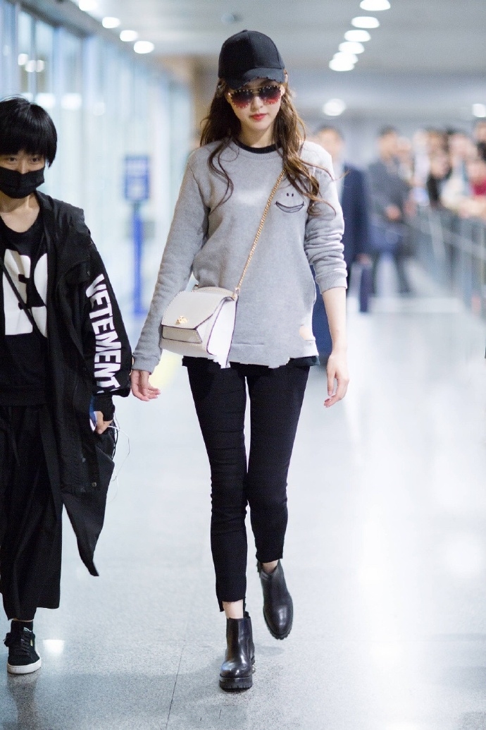 唐嫣穿的小直筒裤,唐嫣穿的铅笔破洞裤很流行