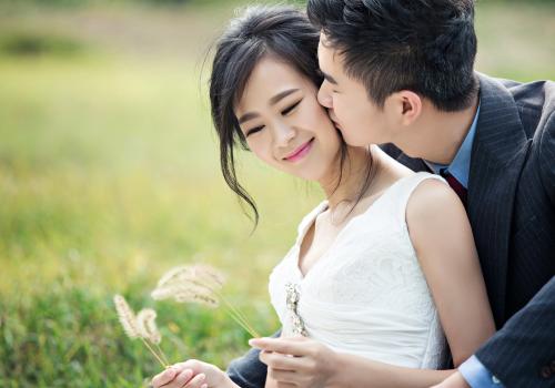 沙滩外景婚纱照姿势和表情技巧,女生婚纱照拍照姿势好看图片