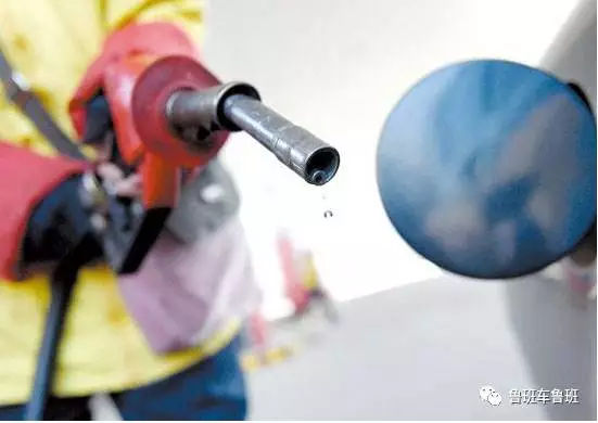 机油变黄油是怎么回事,机油变成褐色需要换吗