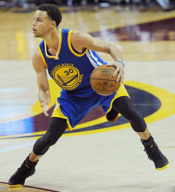 库里的进攻招式之一:把后撤步变成“小碎步”用来欺骗防守人!