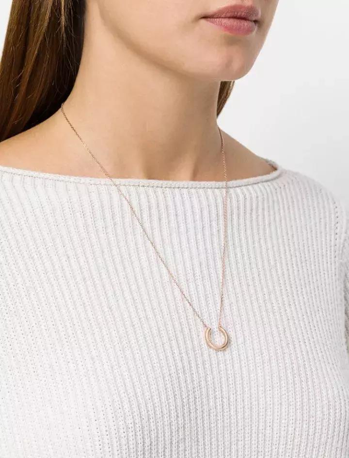 红色毛衣配什么毛衣链好看,想把毛衣穿时髦从拒绝这3款开始