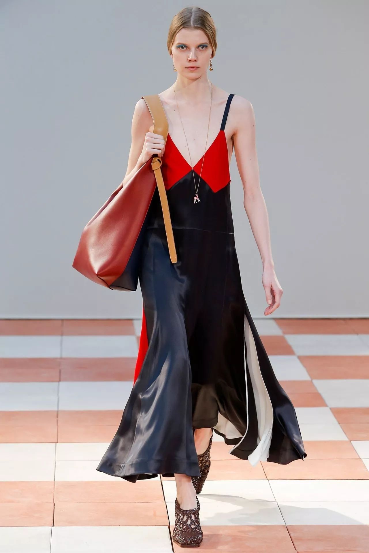 月薪5000的我是怎么存钱买房的,月入多少穿得起celine