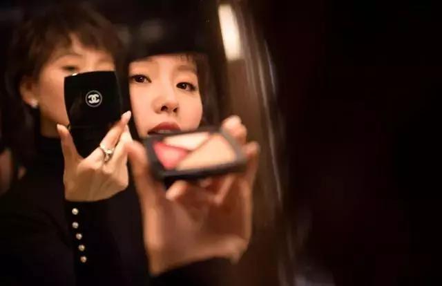 我们闯入了刘诗诗的房间“看看你出门前都在做什么?”