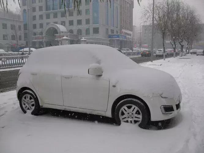 大雪路上怎么安全行驶,下雪天路面湿滑该怎么开车