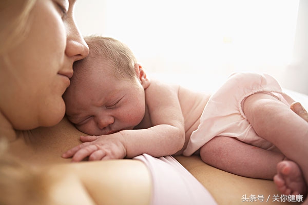 亲吻婴儿想示爱,但嘴里的病毒却给宝宝带来意外伤害