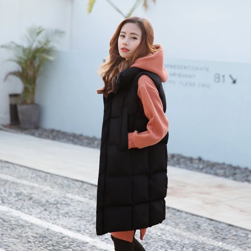 亮皮羽绒马甲穿出高级感,羽绒马甲打破冬日乏味穿搭