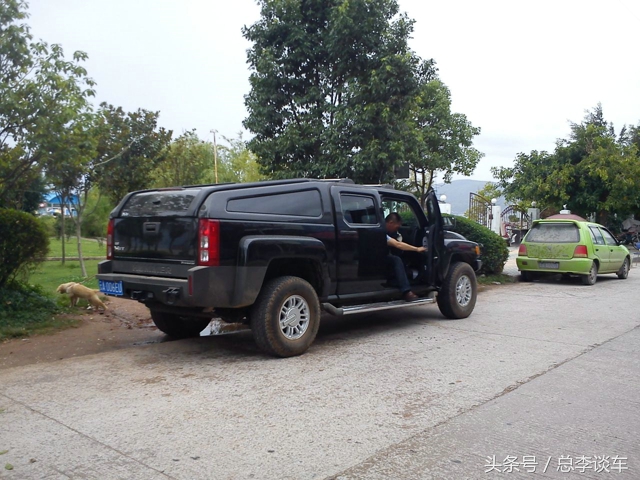 贵州唯一的黄牌悍马H1,比黄牌劳斯莱斯还稀有,一般的车位停不下