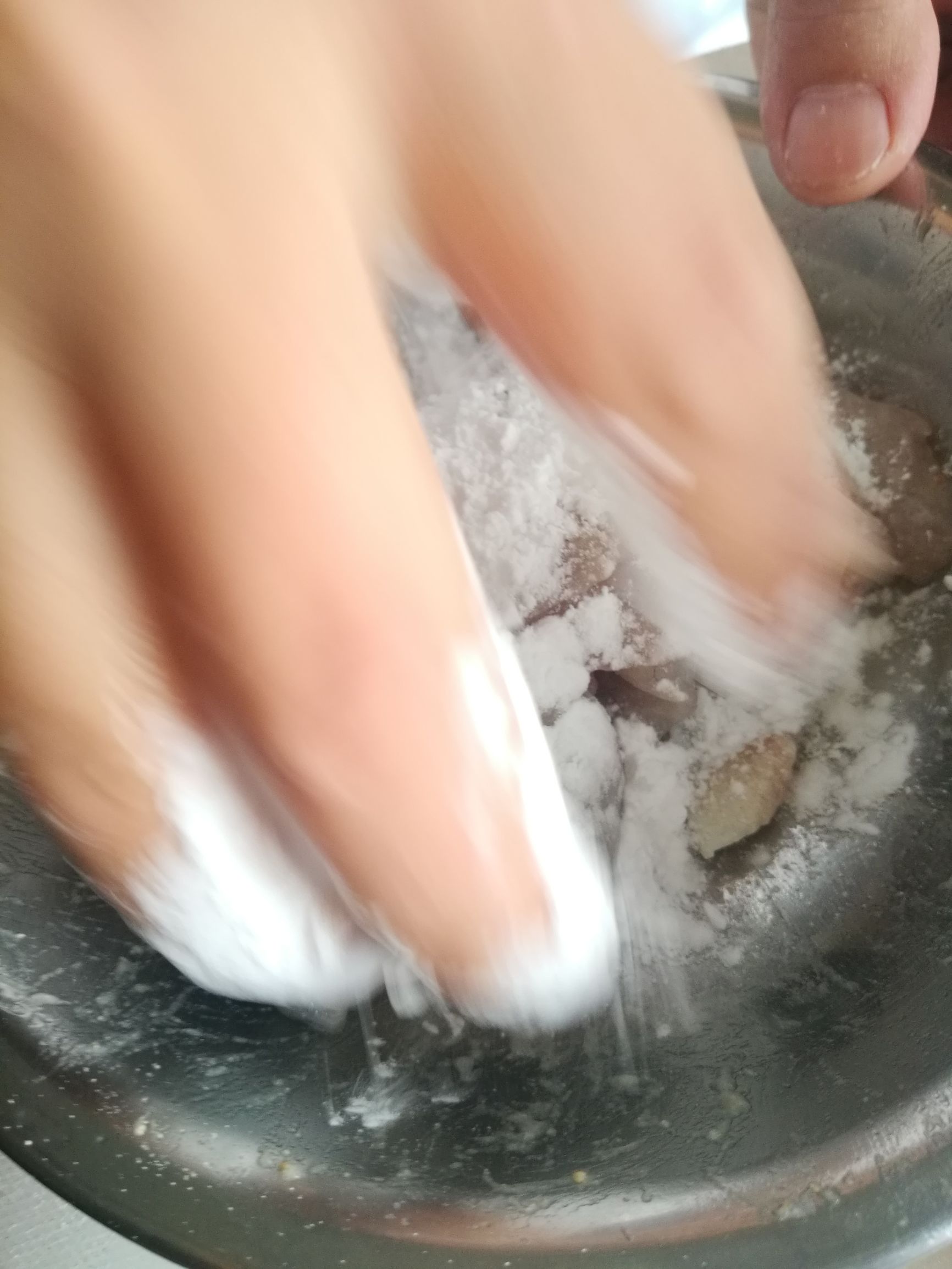 正宗酸菜鲈鱼的做法步骤视频,鲈鱼酸菜水煮鱼片的家常做法