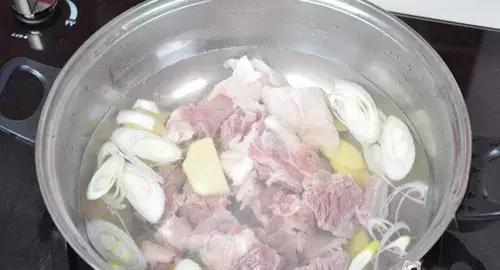 喝不完的红酒怎么做菜,红酒炖羊排用什么红酒