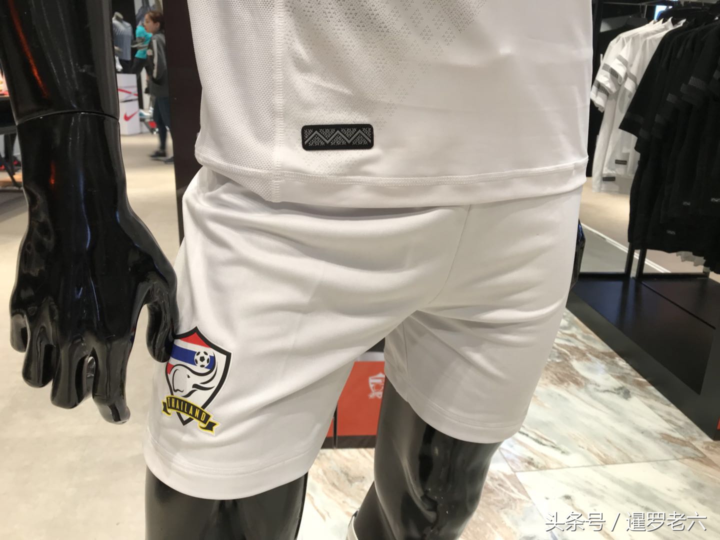 看看泰国国家队的球员版战袍！材质一流、设计精简，不到四百元！