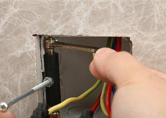 插座线盒耳断了怎么处理,线盒耳朵坏了如何安装插座