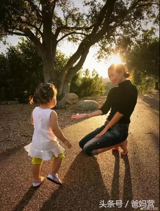 章子怡女儿去姥姥家,章子怡带女儿回家