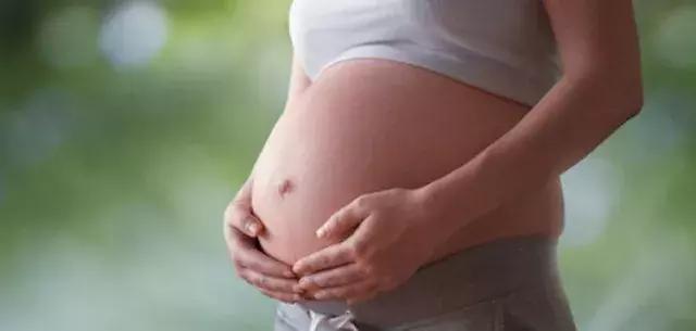 预产期还没到就破水了，第一件事要做什么？