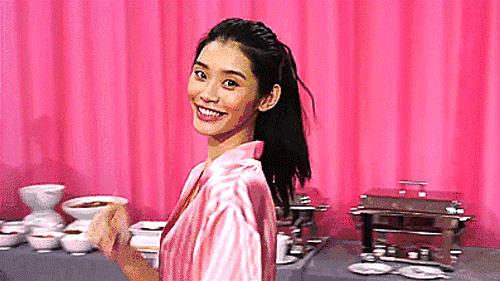 奚梦瑶摔跤对他造成的影响有多大,奚梦瑶维密大秀摔跤