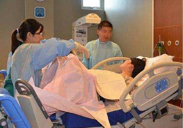 孕妈在产房里难受的样子,孕妈在家中分娩过程