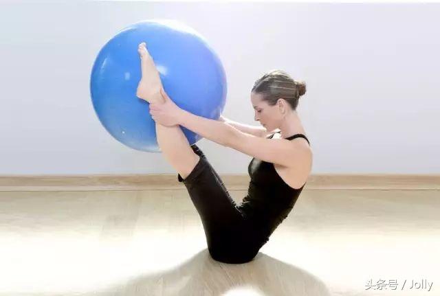 怎么练瑜伽球,大龙球瑜伽训练
