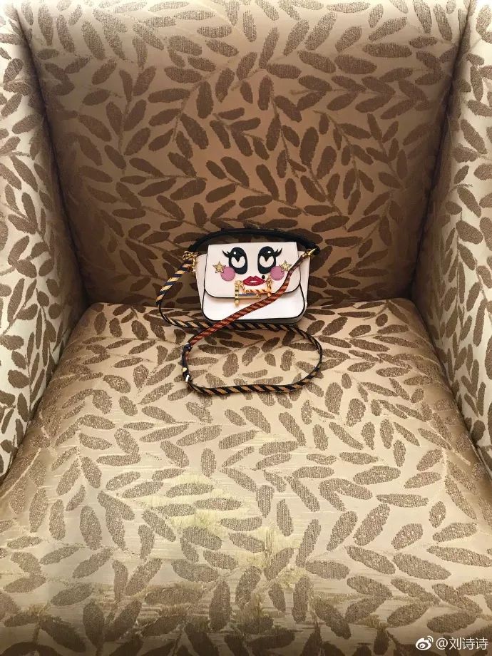 这只包包冲我做了一个鬼脸，我忍不住……