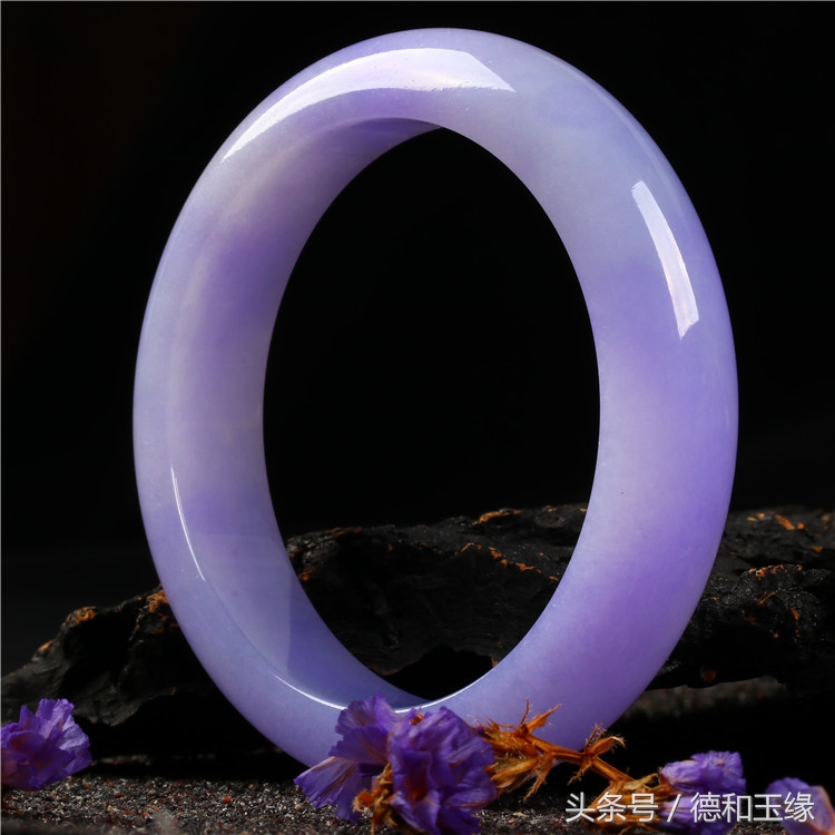 那晚我拿出了这两款翡翠手镯，她对我的态度突然转变了！